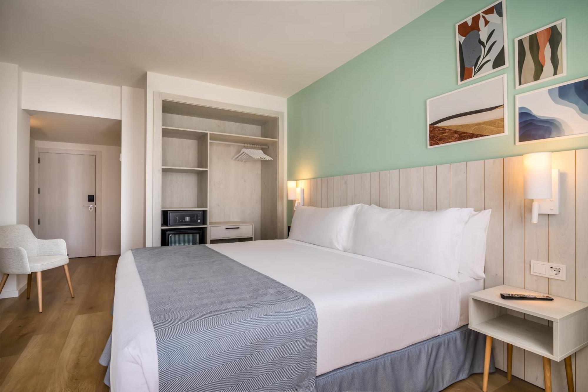 Habitación Superior con vistas laterales al mar (2 adultos + 1 niño)